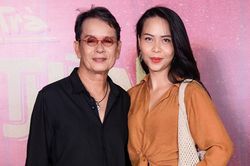 Nhạc sĩ Đức Huy tình tứ sánh đôi cùng vợ trẻ kém 44 tuổi