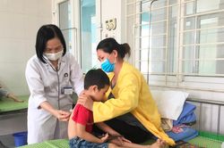 Thời tiết giao mùa, gần 100 trẻ phải tới bệnh viện khám mỗi ngày