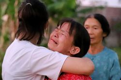 Khoảnh khắc người phụ nữ đoàn tụ gia đình sau 39 năm 'mất tích'