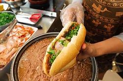 Bánh mì lại được vinh danh là món ăn đường phố ngon nhất thế giới