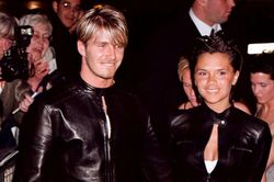 Vợ chồng David Beckham xấu hổ 'nổi da gà' khi xem lại ảnh mặc đồ đôi trong quá khứ