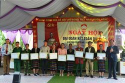 Chủ tịch UBND tỉnh Võ Văn Hưng dự ngày hội đại đoàn kết toàn dân tộc khu dân cư Bến Hà