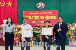 Đồng chí Vân Đình Thảo, Giám đốc Sở Kế hoạch và Đầu tư trao Huy hiệu Đảng tại huyện Sơn Dương