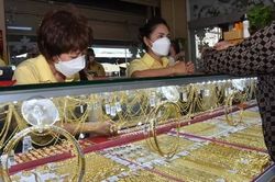 Giá vàng hôm nay 4/11: Bất ngờ tăng vọt