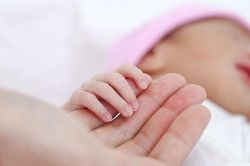 Bác sĩ kịp thời cứu nguy buồng trứng cho bé gái mới sinh
