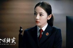 Địch Lệ Nhiệt Ba lột xác trong 'Công tố tinh anh', liệu có thoát mác lưu lượng?
