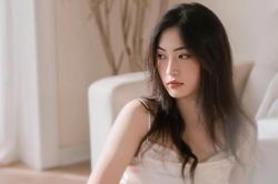 Phụ công tuyển bóng chuyền nữ Việt Nam 'mỏng manh' cùng váy lụa