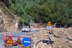 Đất đá ngổn ngang, hiểm nguy rình rập trên đèo Hải Vân
