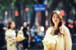 'Săn' nắng Thu sớm trên con đường rợp bóng cây Phan Đình Phùng