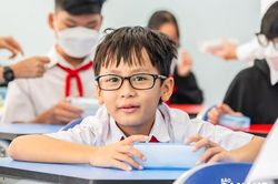 Khám sàng lọc mắt cho hơn 580 học sinh xã Hòa Bắc