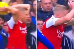Zinchenko bị chế giễu không thương tiếc sau pha ném biên hỏng