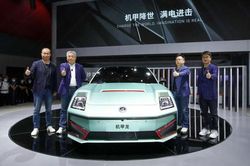 Saloon Mecha Dragon chạy điện Trung Quốc rục rịch về Việt Nam