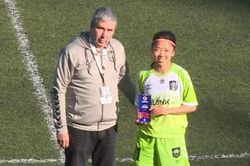 Huỳnh Như nhận giải thưởng Cầu thủ xuất sắc nhất trận Lank - Famalicao