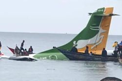 Máy bay Tanzania chở khách lao xuống hồ: 26 người được giải cứu
