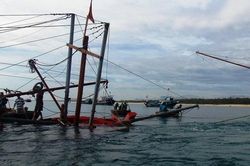 Quảng Ngãi: Sóng biển đánh chìm tàu cá, khiến 2 ngư dân mất tích