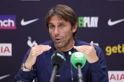 HLV Conte không hài lòng với CĐV Tottenham