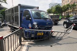 Ôtô húc văng 10 m dải phân cách trên đường ở TP.HCM