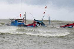 Sóng lớn nhấn chìm tàu cá, hai ngư dân mất tích