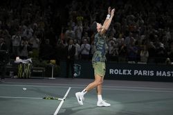 Djokovic thua tay vợt 19 tuổi ở chung kết Paris Masters 2022