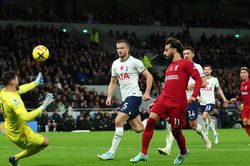 Tottenham 1-2 Liverpool: Salah lập cú đúp, Liverpool bám đuổi top 4