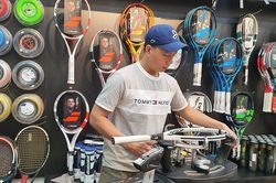 Từ cậu bé đan vợt thuê tới đại gia shop thể thao tiền tỉ