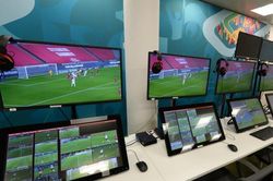 Hé lộ công nghệ VAR sẽ được sử dụng ở V.League