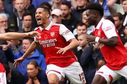 Ngoại hạng Anh: Arsenal trở lại ngôi đầu, Man Utd để thua Aston Villa