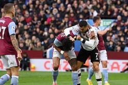 Vật đối thủ như đấu võ MMA, Ronaldo vẫn thoát thẻ đỏ khó tin