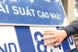 Cảnh báo rủi ro việc ngân hàng thu hút tiền gửi bằng lãi suất