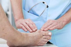 Dấu hiệu trên chân tay của người sắp qua đời