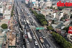 Đường Nguyễn Xiển bị thu hẹp, giao thông ùn tắc nghiêm trọng