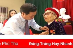 Trao Huy hiệu 75 năm tuổi Đảng cho đảng viên lão thành Nguyễn Thị Thứ
