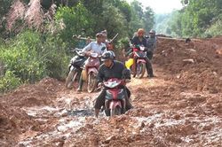 Thi công đường chậm khiến người dân đi lại khó khăn