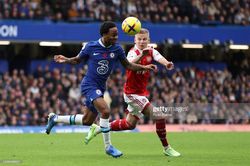 Arsenal trở lại ngôi đầu Ngoại hạng Anh