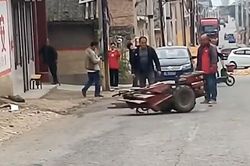 Chiếc máy kéo 'đại náo' đường phố ở Trung Quốc