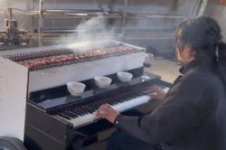 Chàng trai chế xe thịt nướng kiêm đàn piano độc đáo, vừa ăn vừa chill âm nhạc