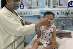 TP.HCM: Bệnh hô hấp tăng cao, bác sĩ chỉ ra dấu hiệu trẻ bị viêm phổi, phải nhập viện cấp cứu
