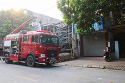 Sập giàn giáo công trình, 2 người thương vong