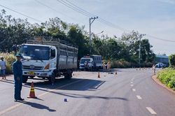 Va chạm với ôtô tải, thiếu niên bị kéo lê chục mét tử vong
