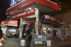Bộ Công thương lên tiếng về việc 'Cấm mua xăng bằng thùng, can, chai'