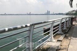 Hà Nội thay mới, chỉnh trang một phần lan can ven hồ Tây