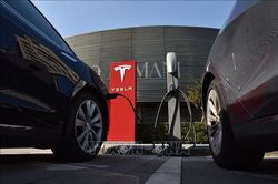 Tesla thu hồi 40.000 xe bị lỗi trợ lực lái