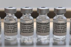 BioNTech nâng dự báo doanh thu từ vaccine ngừa COVID-19