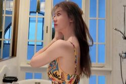 Lén lút 'làm trò' khi ở nhà một mình, Hari Won hoảng hồn khi bị người khác phát hiện