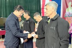 Đồng chí Lò Văn Mừng dự Ngày hội Đại đoàn kết bản Nà Ten