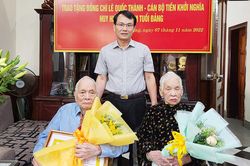 Đảng bộ Pleiku và Đức Cơ trao Huy hiệu Đảng cho đảng viên