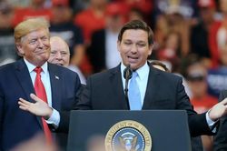 Ông Trump dọa tung tin bom tấn nếu ông DeSantis chạy đua năm 2024