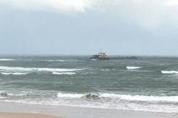 Cứu hộ tàu hàng bị thủng buồng lái ở Quảng Trị