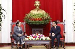 Việt Nam và Lào dành ưu tiên cao cho quan hệ đoàn kết đặc biệt giữa hai nước