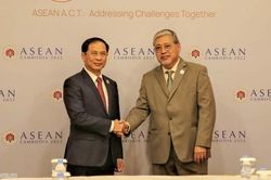 Bộ trưởng Ngoại giao Bùi Thanh Sơn gặp Bộ trưởng Ngoại giao Philippines Enrique Manalo